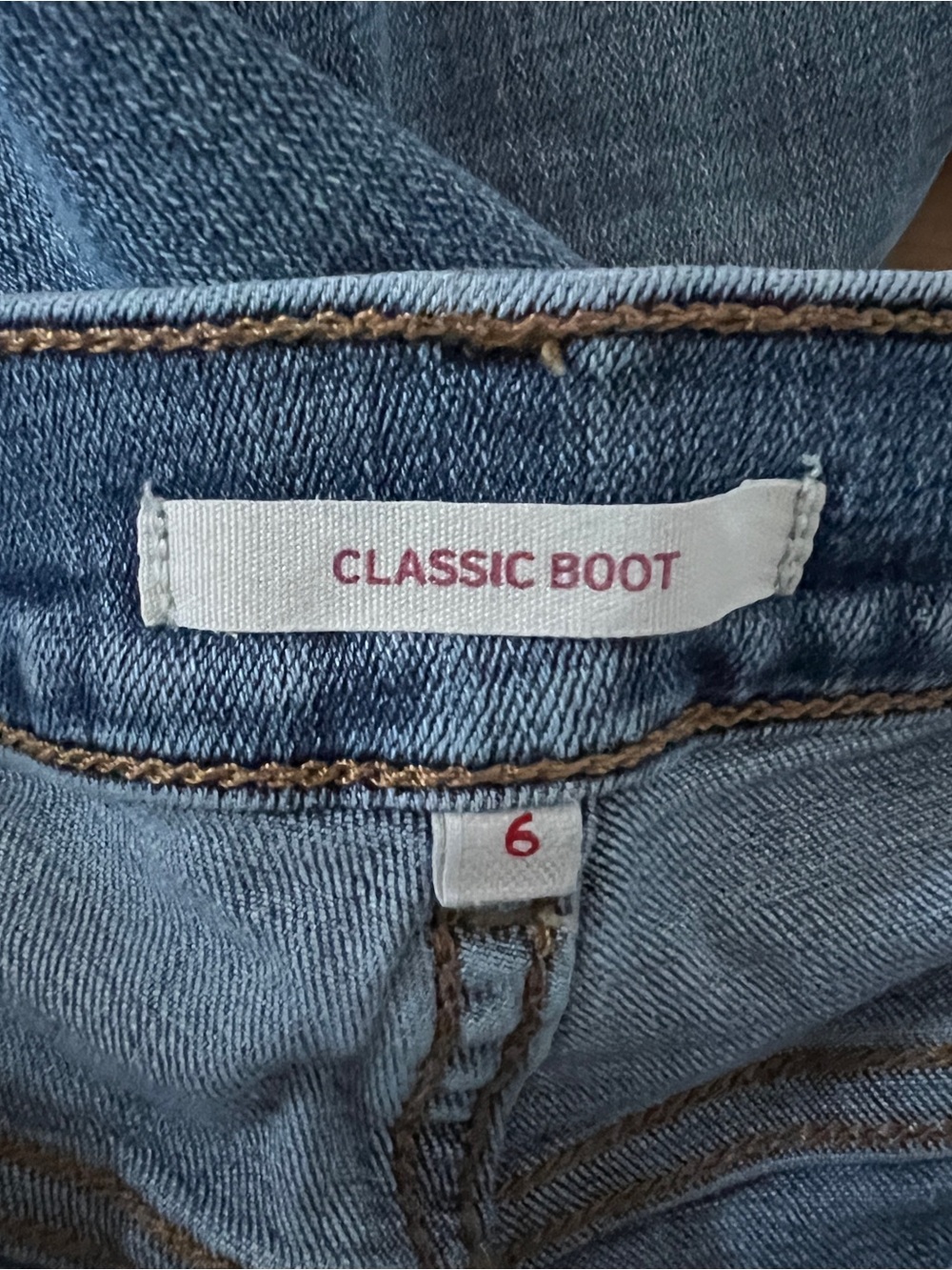 Levi's Women's Medium Blue Straight Jeans with Signature Back Pocket - Picture 3 of 3
